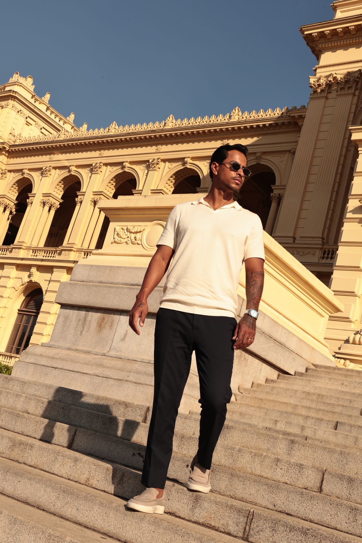 Homem descendo escadaria de um prédio histórico