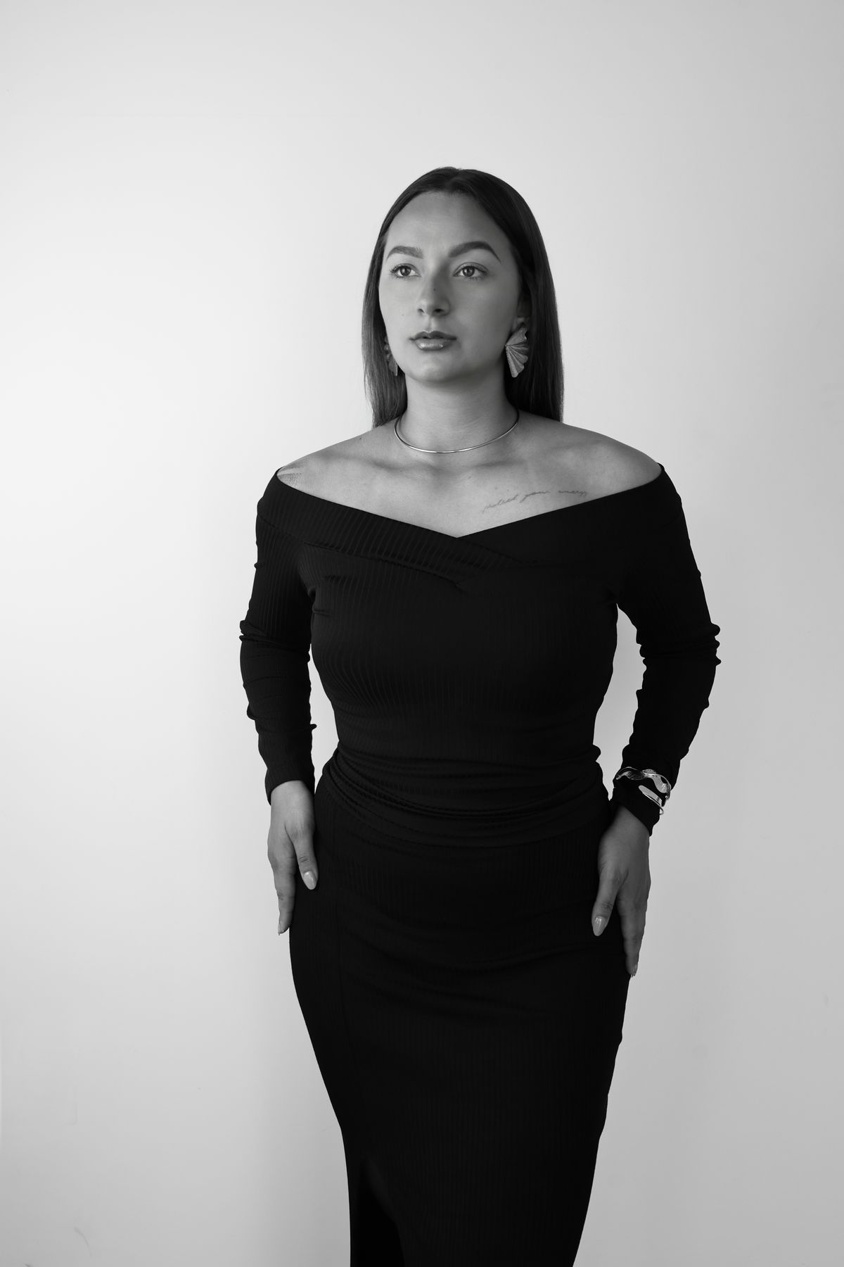 Editorial de moda em preto e branco, modelo de pé