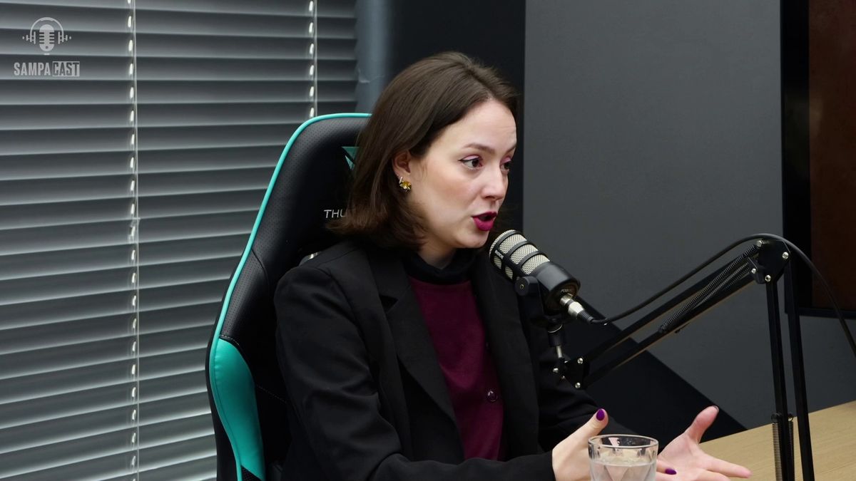 Apresentadora em conversa atenta no estúdio
