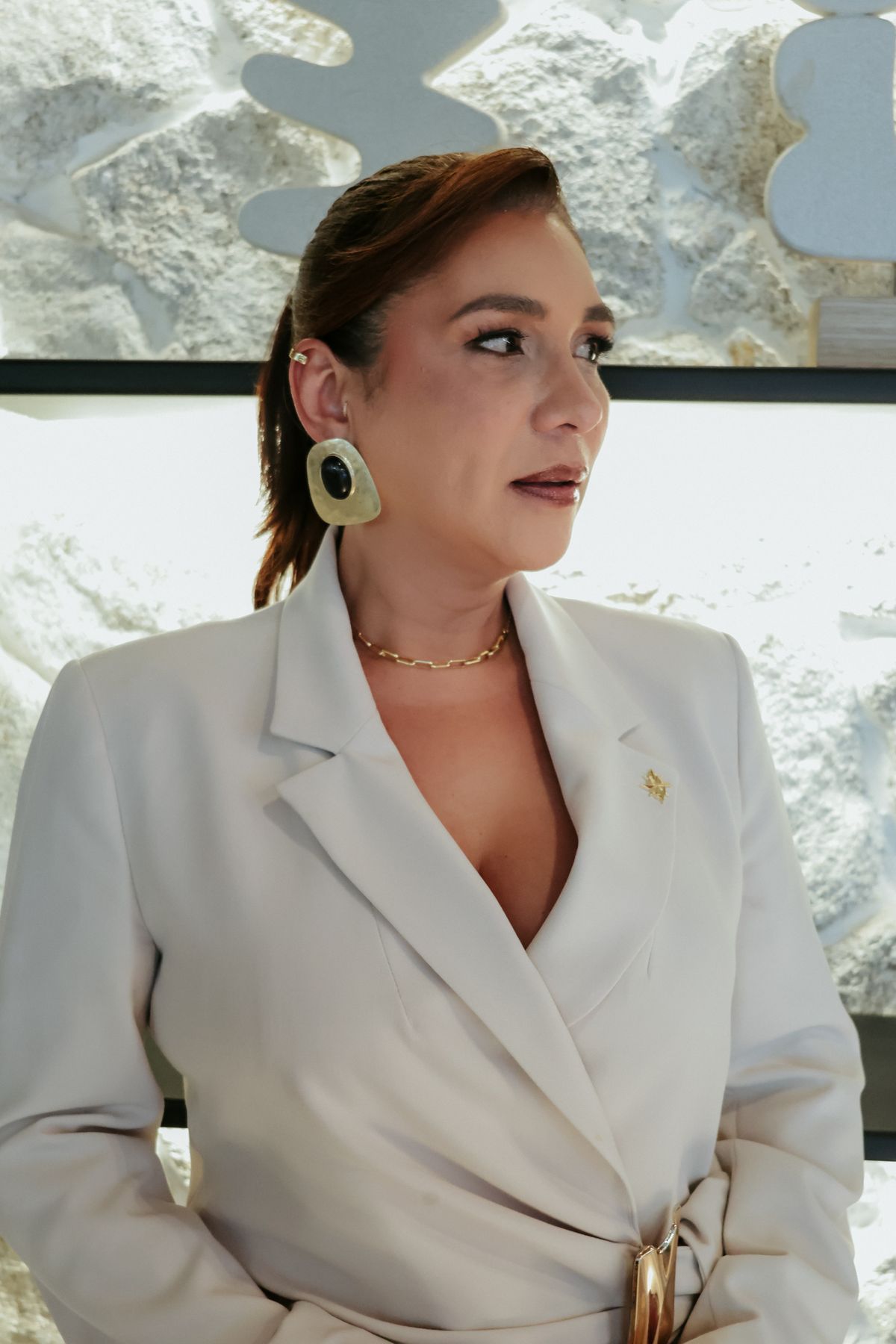 Retrato de perfil com brincos grandes