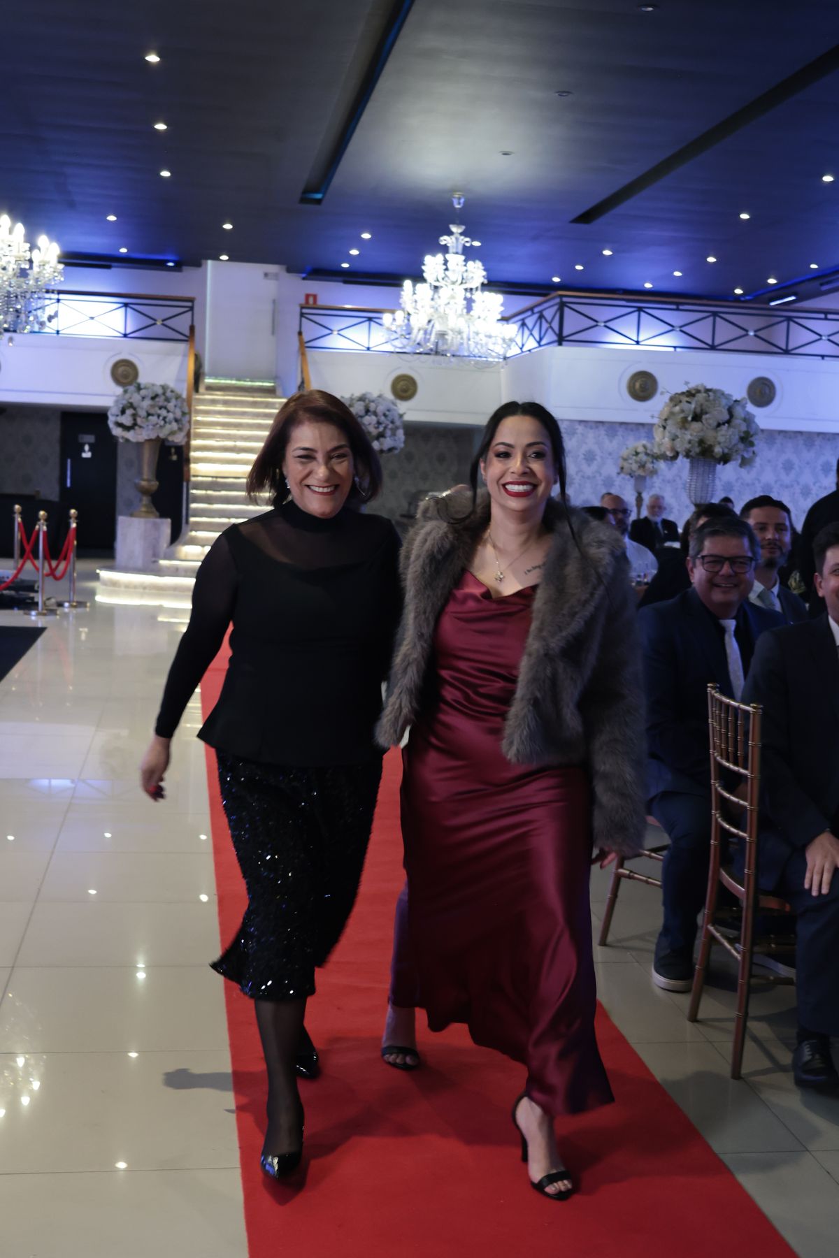 Convidadas chegando pelo tapete vermelho