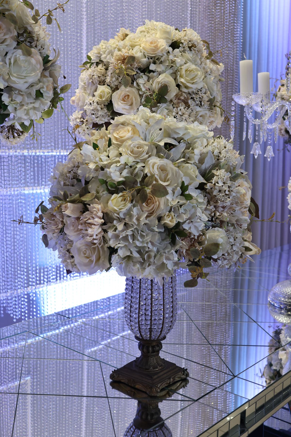 Arranjo de flores e cristais na decoração